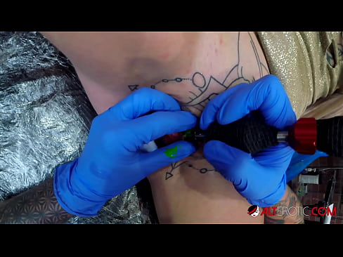 ❤️ Extremamente tatuada, a brasa Sully Savage fez uma tatuagem em seu clítoris Sexo vídeo em pt-br.sexvideosex.top ﹏