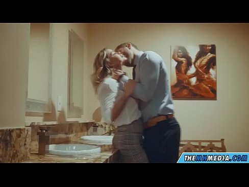 ❤️ Quando uma loira peituda o seduz em um banheiro público Sexo vídeo em pt-br.sexvideosex.top ﹏